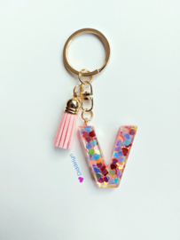 Letter V -  Multicolor hartjes ♡ roze kwastje