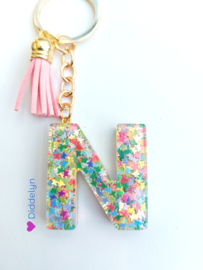 Letter N -  Multicolor vlindertjes ♡ roze kwastje