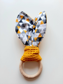 Bijtring knuffeldoek Triangle oker