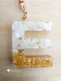Letter E -  Wit met goud ♡ wit kwastje