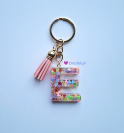 Letter E -  Multicolor hartjes ♡ roze kwastje