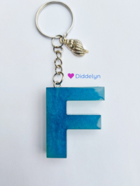 Letter F - Blauw met schelp bedel