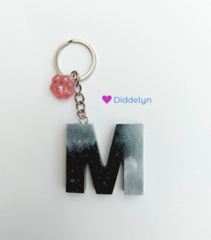 Letter M - Zwart ♡ Roze pootje bedel