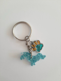Sleutelhanger Epoxy - Teckel mini met groen geel pootje