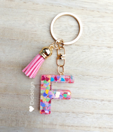 Letter F -  Multicolor hartjes ♡ roze kwastje