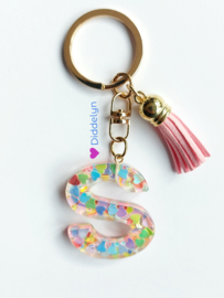 Letter S -  Multicolor hartjes ♡ roze kwastje