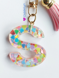 Letter S -  Multicolor hartjes ♡ roze kwastje