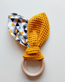 Bijtring knuffeldoek Triangle oker