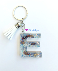 Letter E - Schelpen glitter ♡ wit kwastje