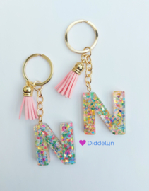 Letter N -  Multicolor vlindertjes ♡ roze kwastje