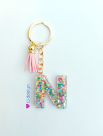 Letter N -  Multicolor vlindertjes ♡ roze kwastje