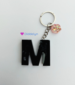 Letter M - Zwart ♡ Roze pootje bedel