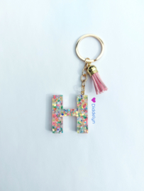Letter H-  Multicolor vlindertjes ♡ roze kwastje