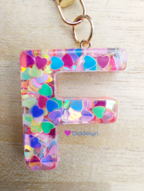 Letter F -  Multicolor hartjes ♡ roze kwastje