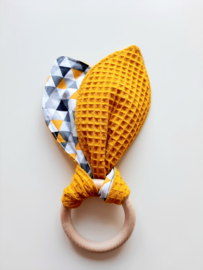 Bijtring knuffeldoek Triangle oker