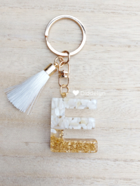 Letter E -  Wit met goud ♡ wit kwastje