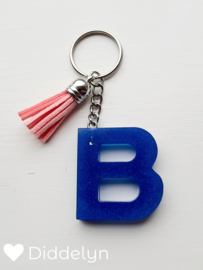 Letter B - Blauw met roze kwastje