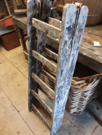Oude houten lage klapladder