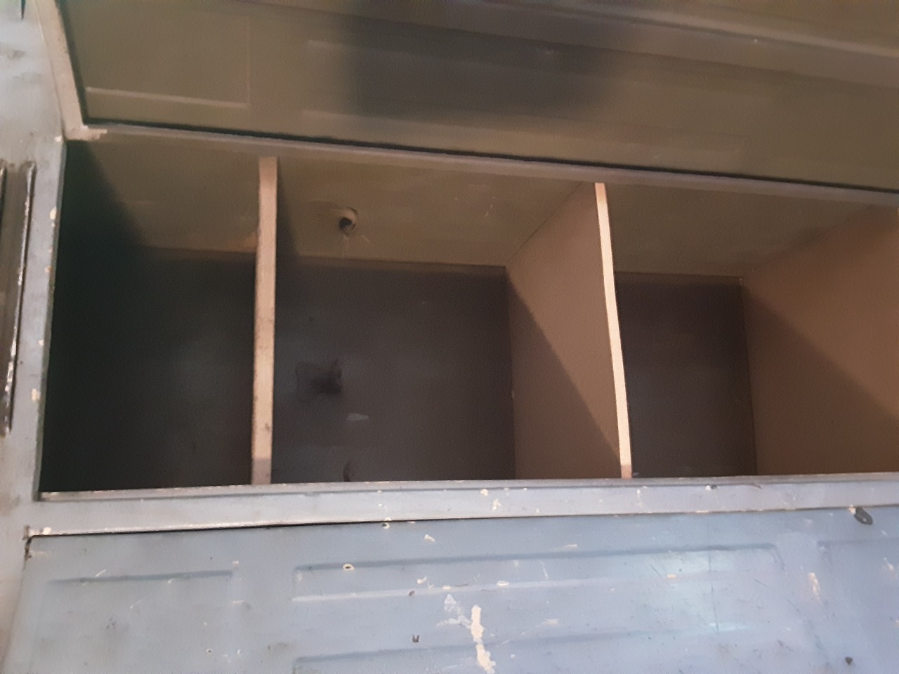 Oude grijze lockerkast