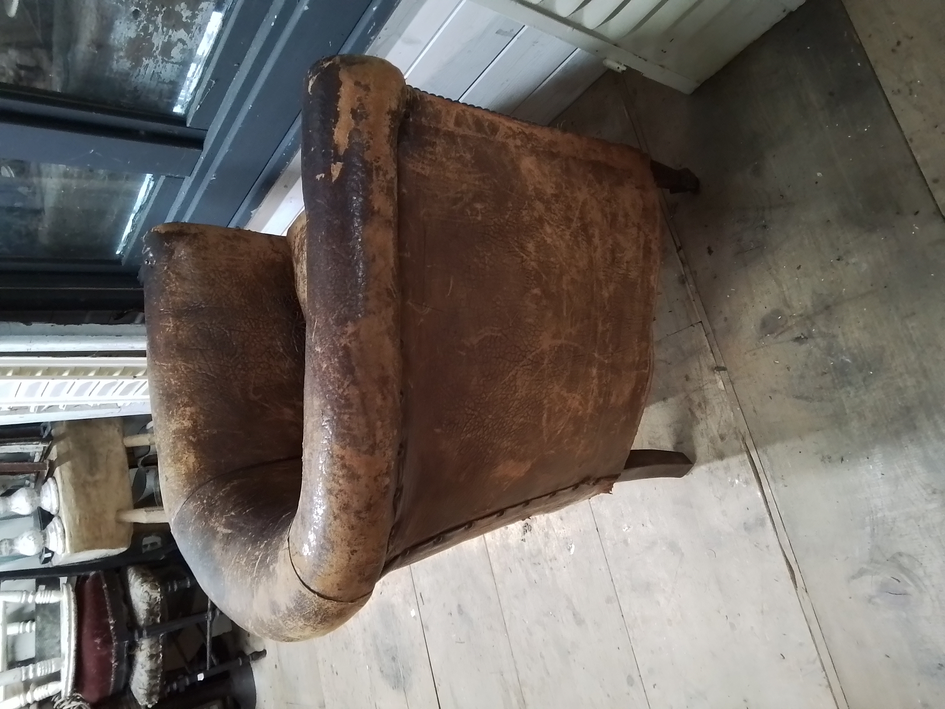 Oude schaapsleren fauteuil
