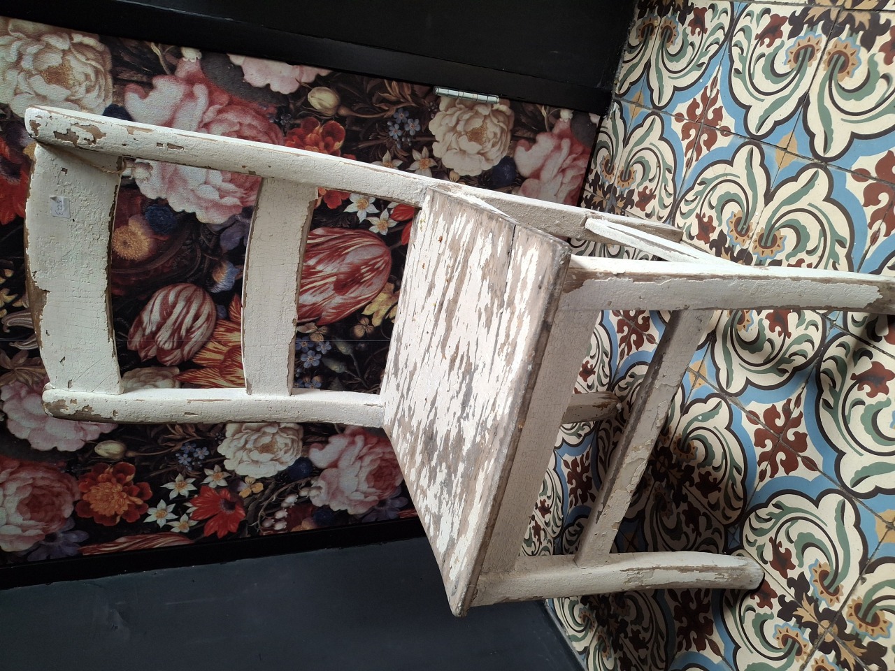 Oud wit houten stoeltje