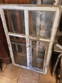 Oud houten raam