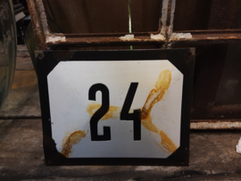 Oud emaille nummerbord