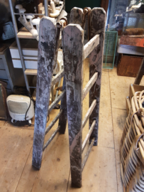 Oude houten lage klapladder