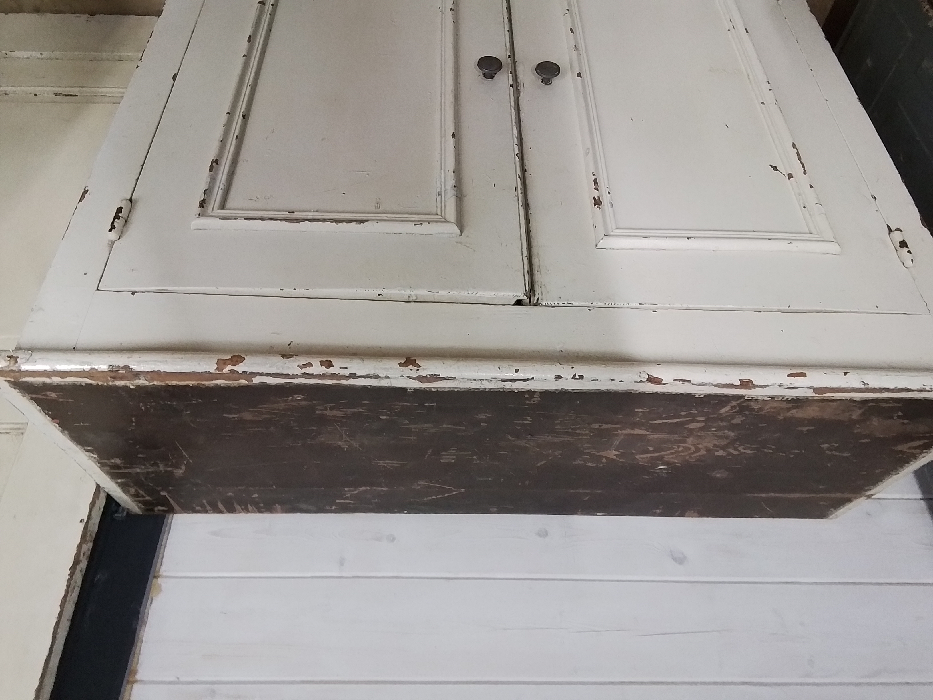 Oude witte kast
