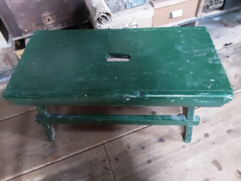 Oud groen houten bankje