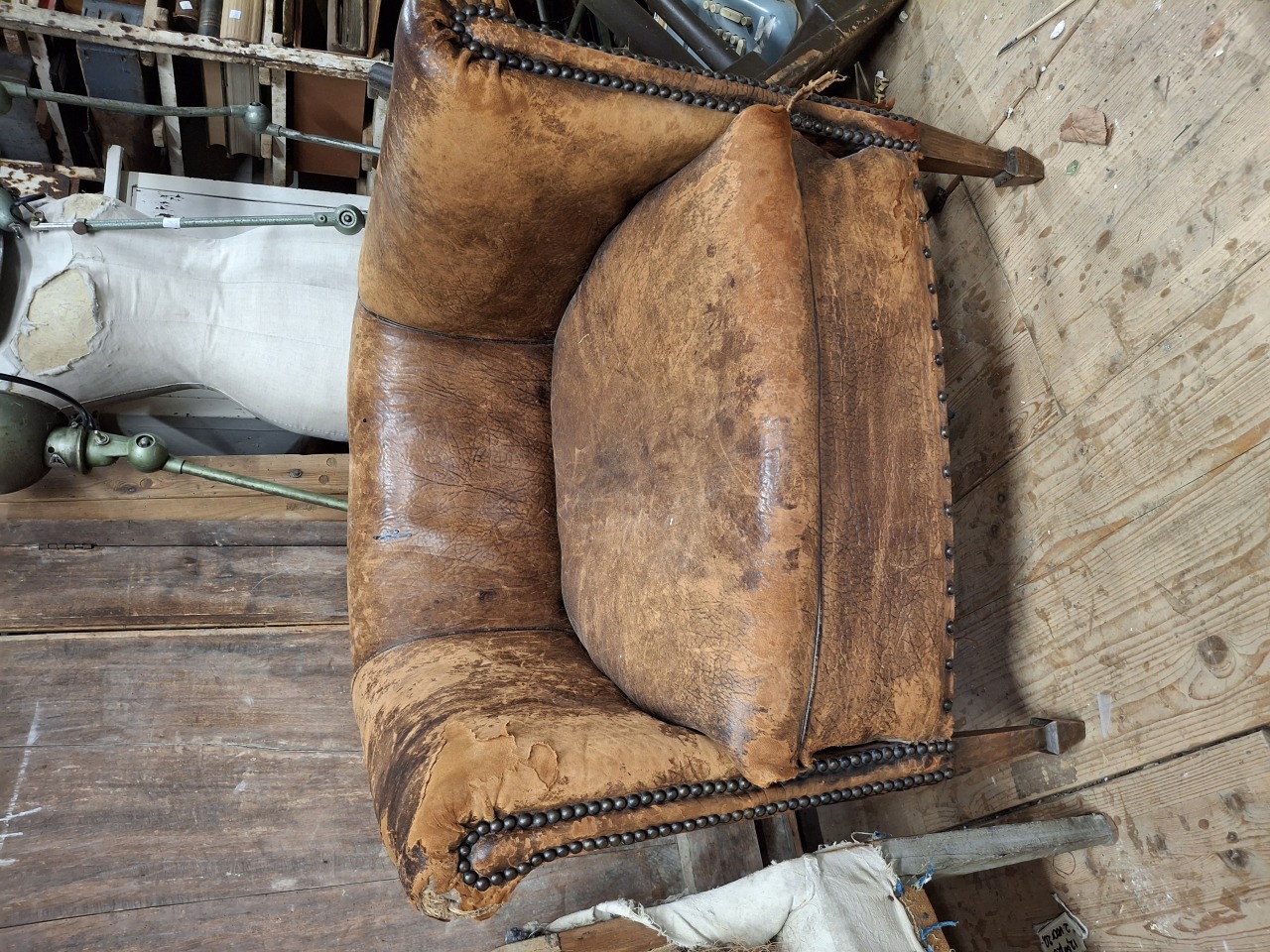 Oude schaapsleren fauteuil