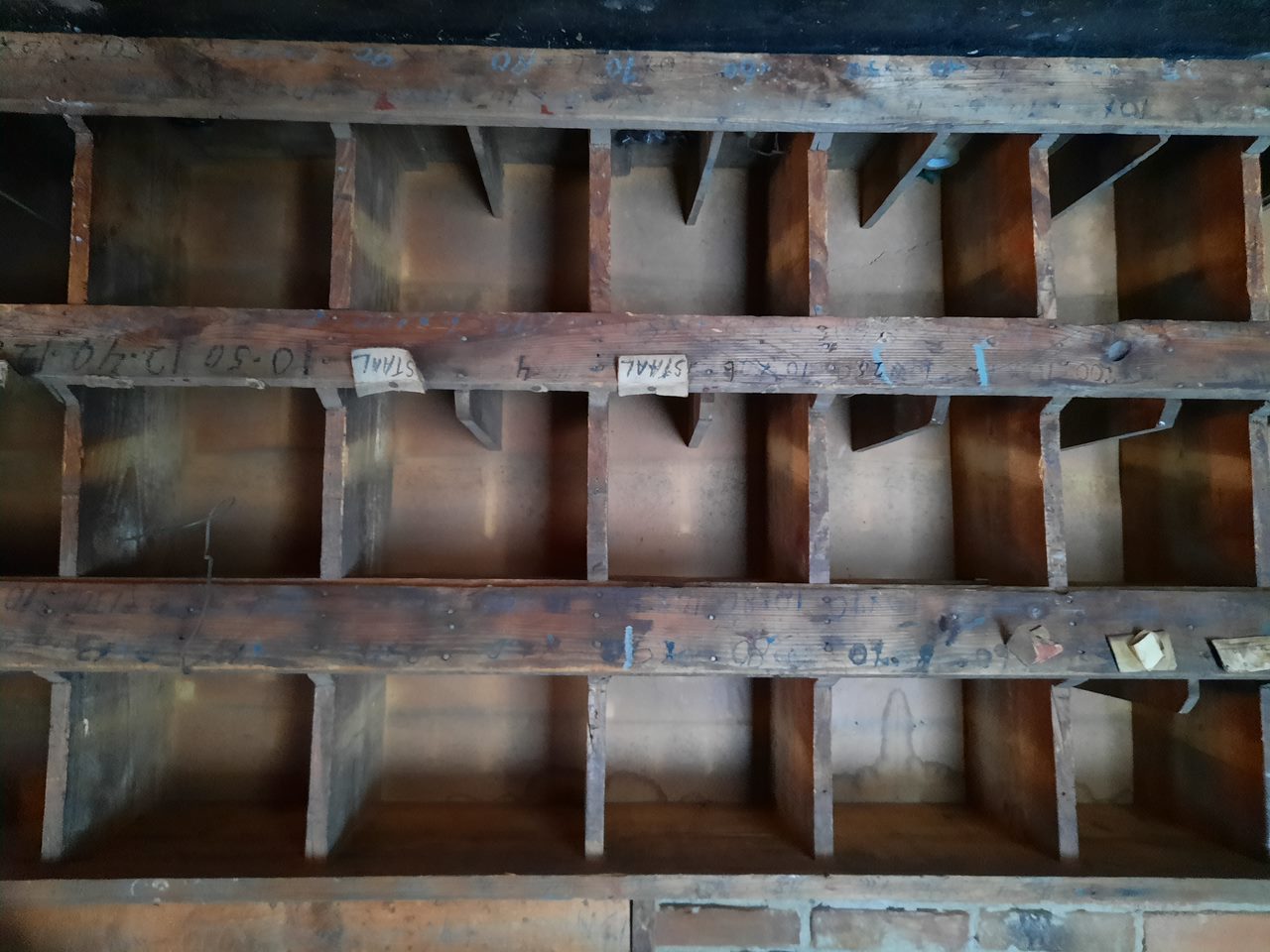 Oude houten vakkenkast