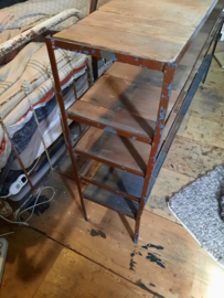 Stoere ijzeren sidetable