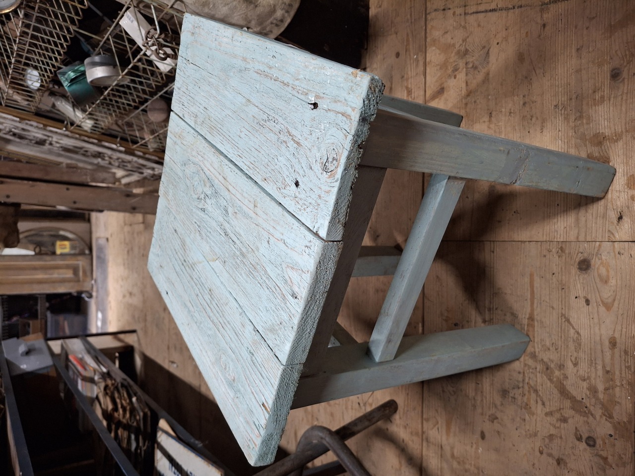 Oud blauw tafeltje