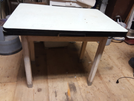 Oude houten keukentafel