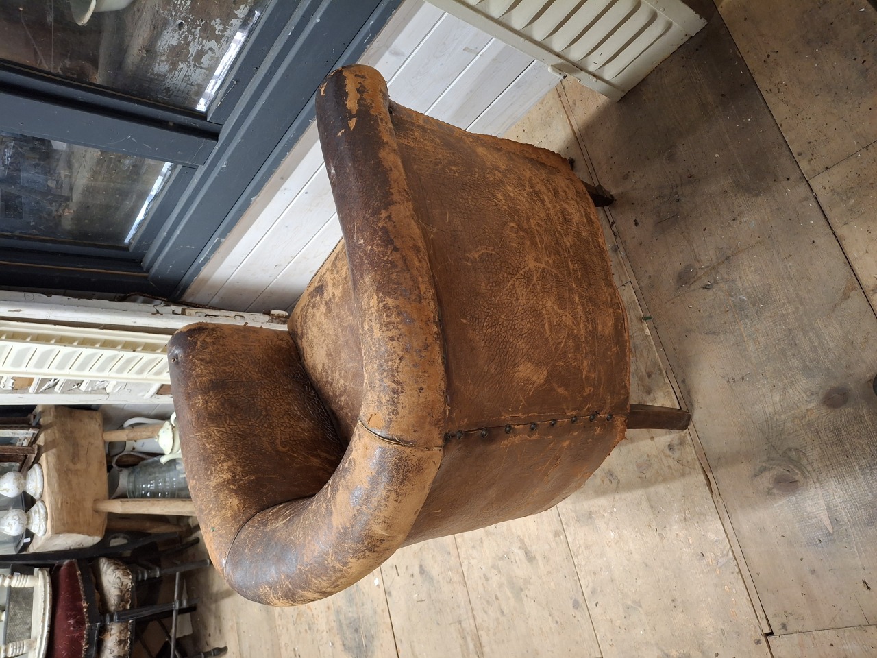 Oude schaapsleren fauteuil