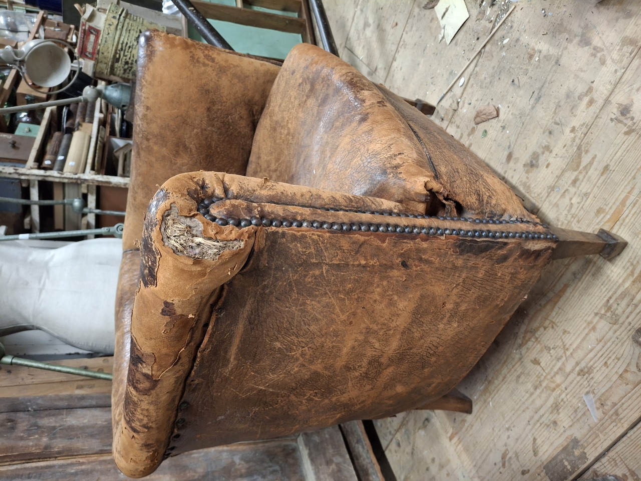 Oude schaapsleren fauteuil