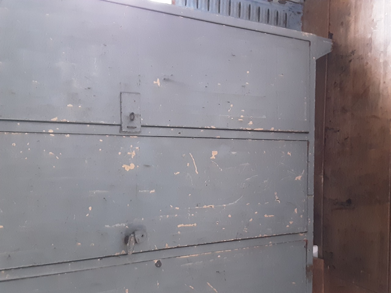 Oude grijze lockerkast