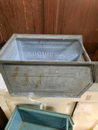 Oude zinken stapelbak