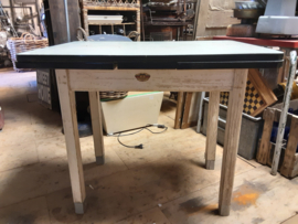 Oude houten keukentafel