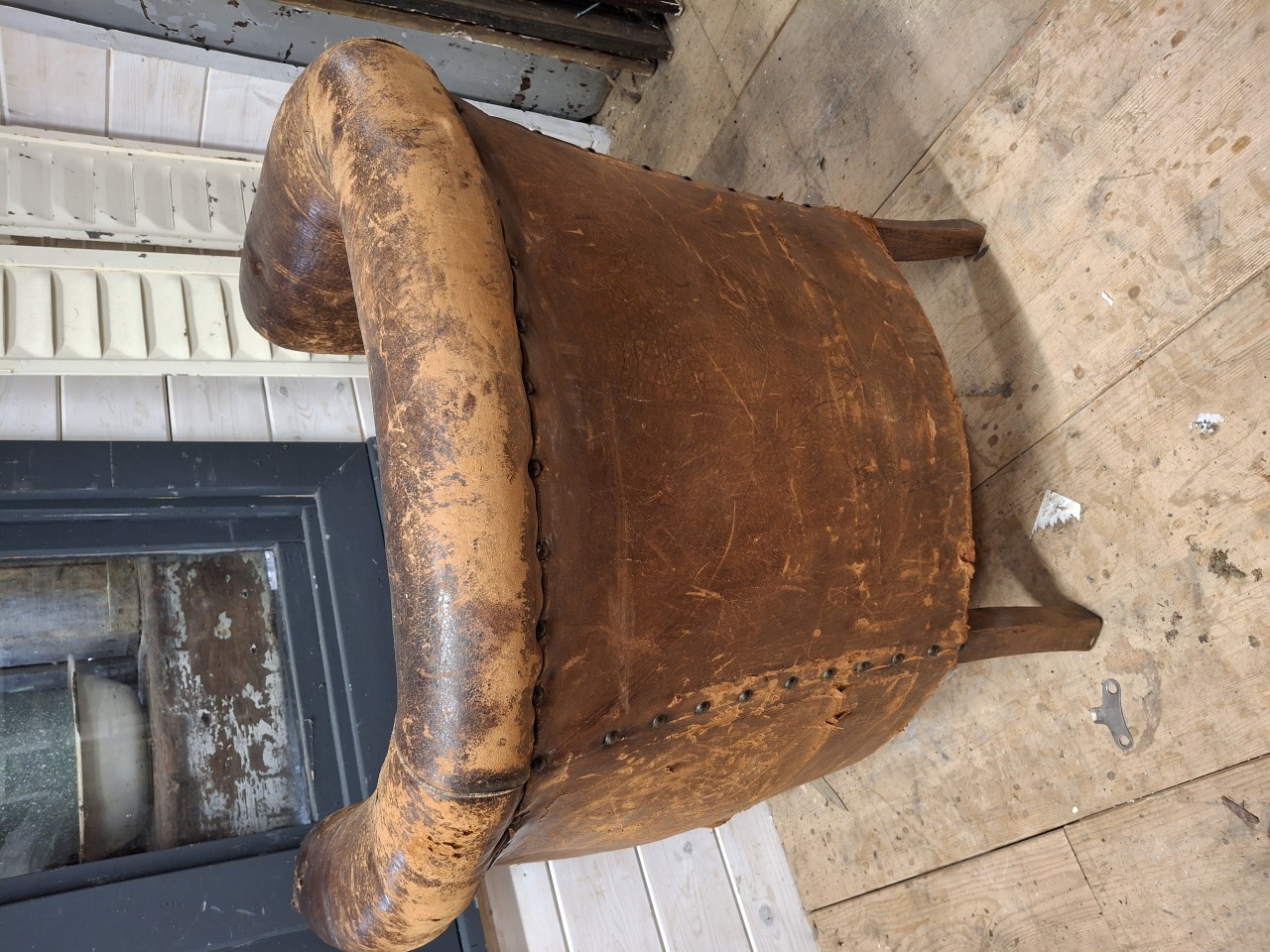 Oude schaapsleren fauteuil