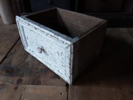 Oude witte brocante lade