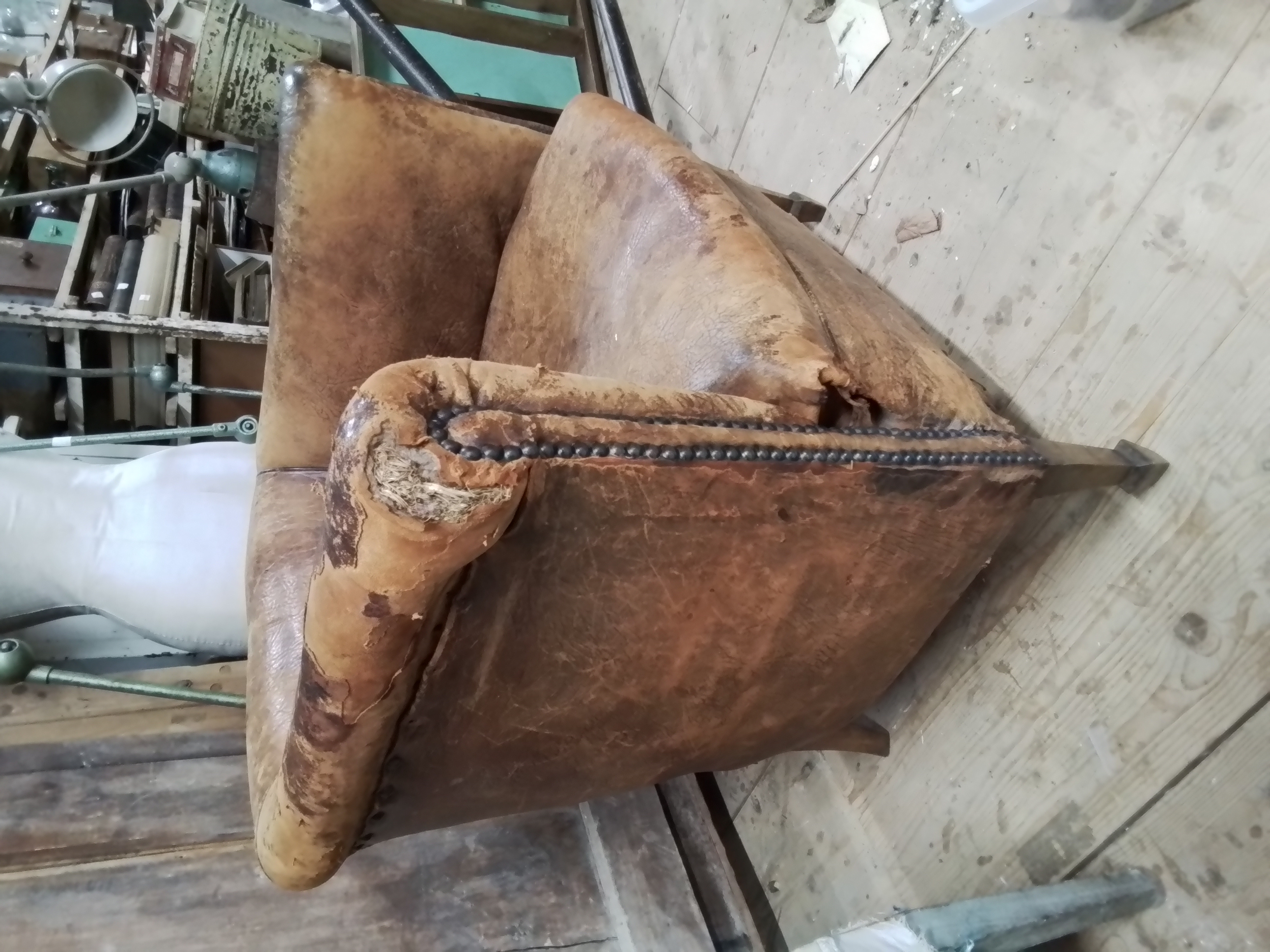Oude schaapsleren fauteuil