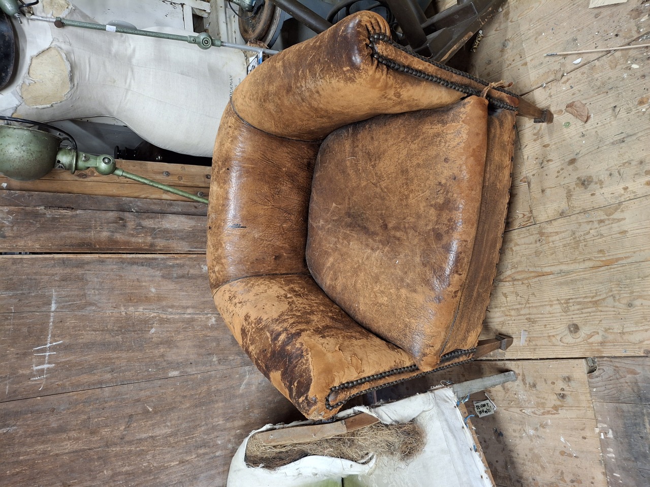 Oude schaapsleren fauteuil