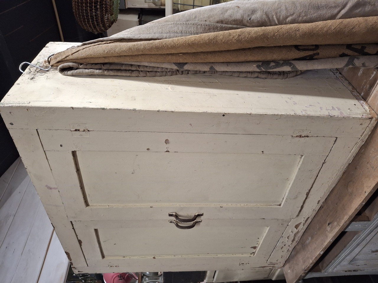 Witte brocante kast