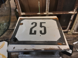 Oud emaille nummerbord