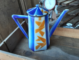 Oude blauwe emaille kan