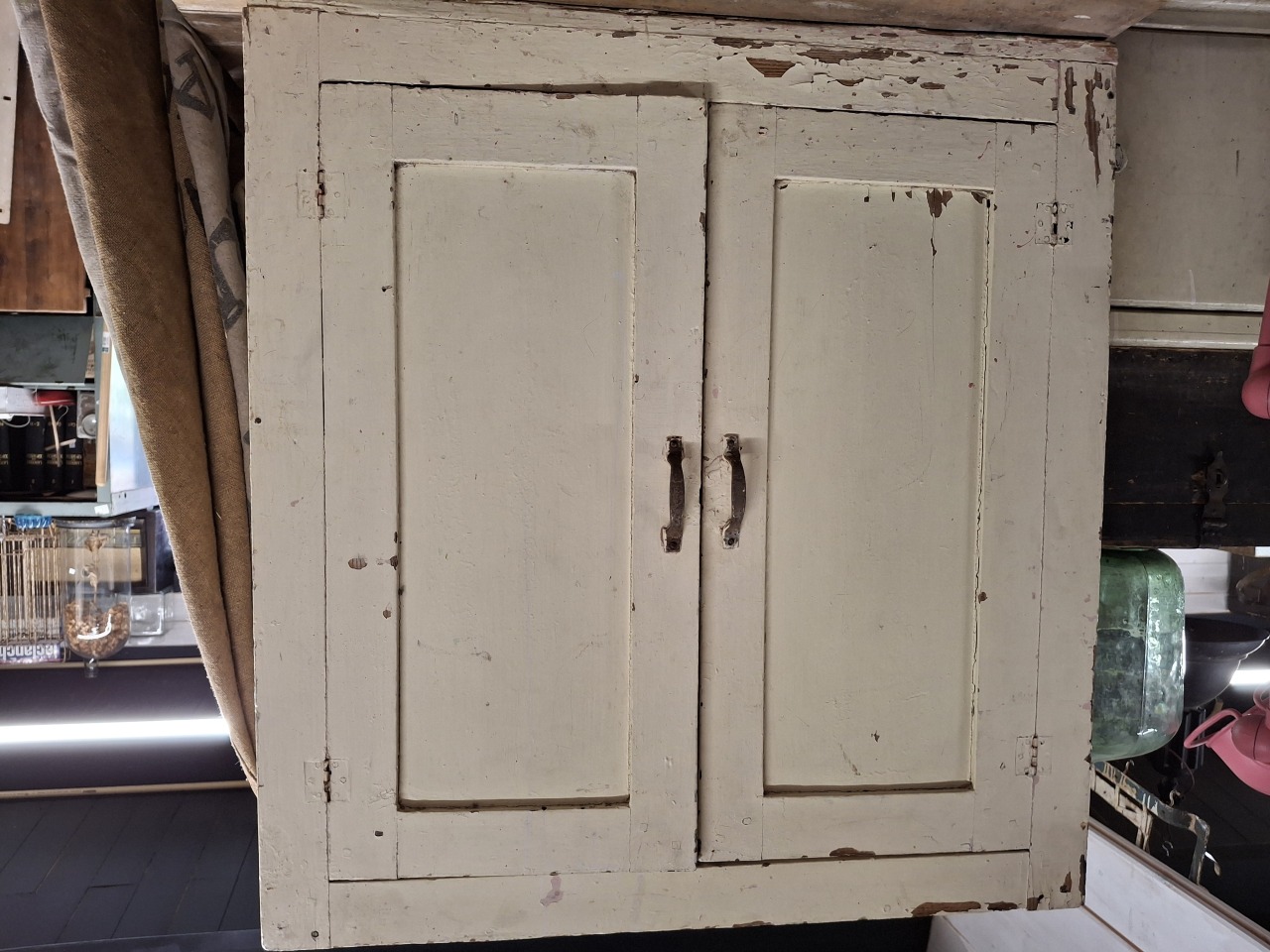 Witte brocante kast