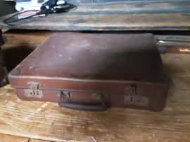 Oude bruine kleine koffer