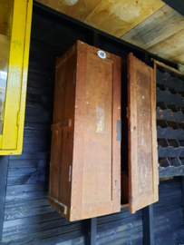 Houten wandkastje